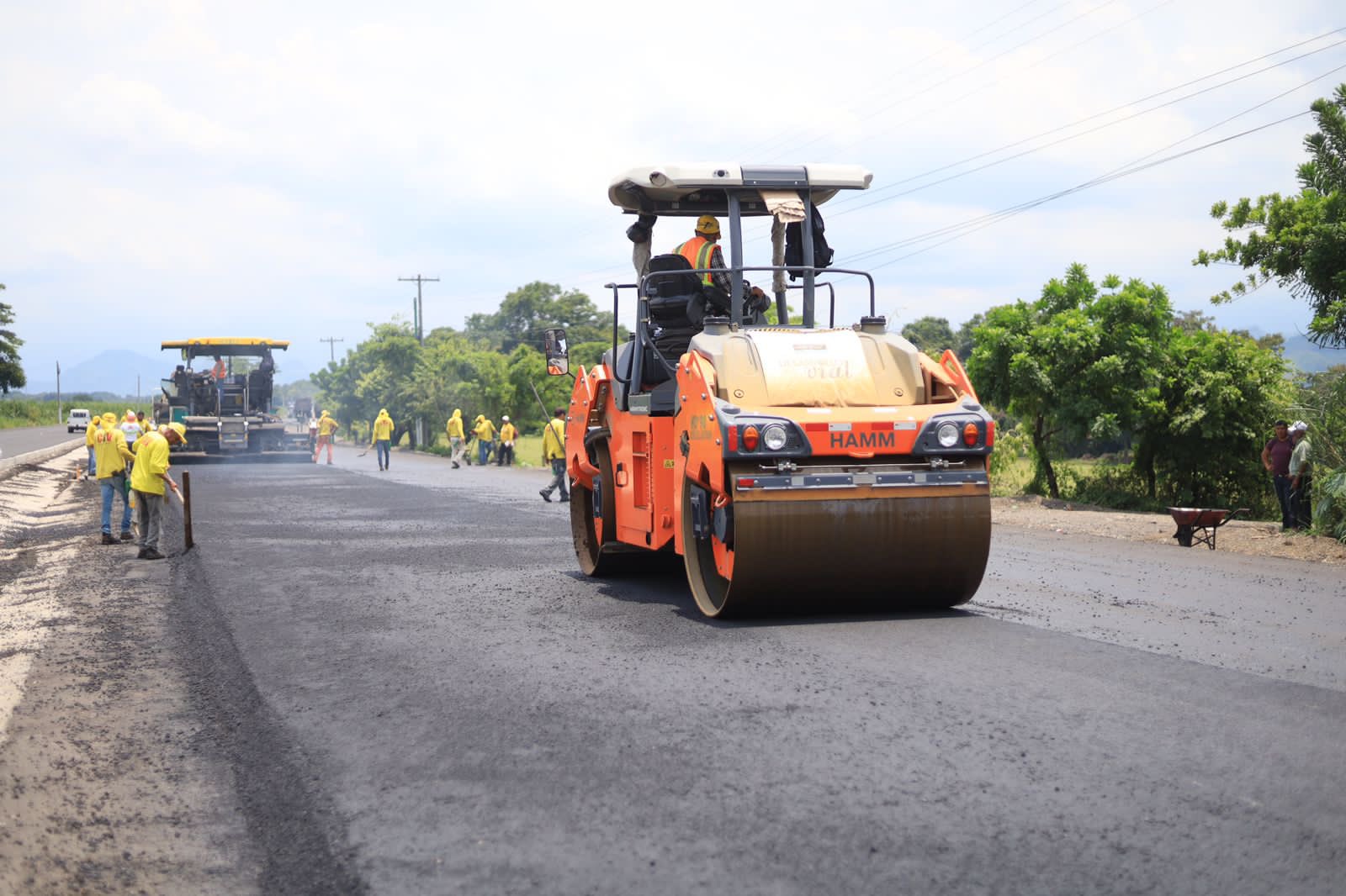 El Ministerio de Comunicaciones ha dado mantenimiento a varias carreteras aprobadas en el decreto 21-2022, aunque mucha están inconclusas, dicen transportistas. (Foto: DGC)