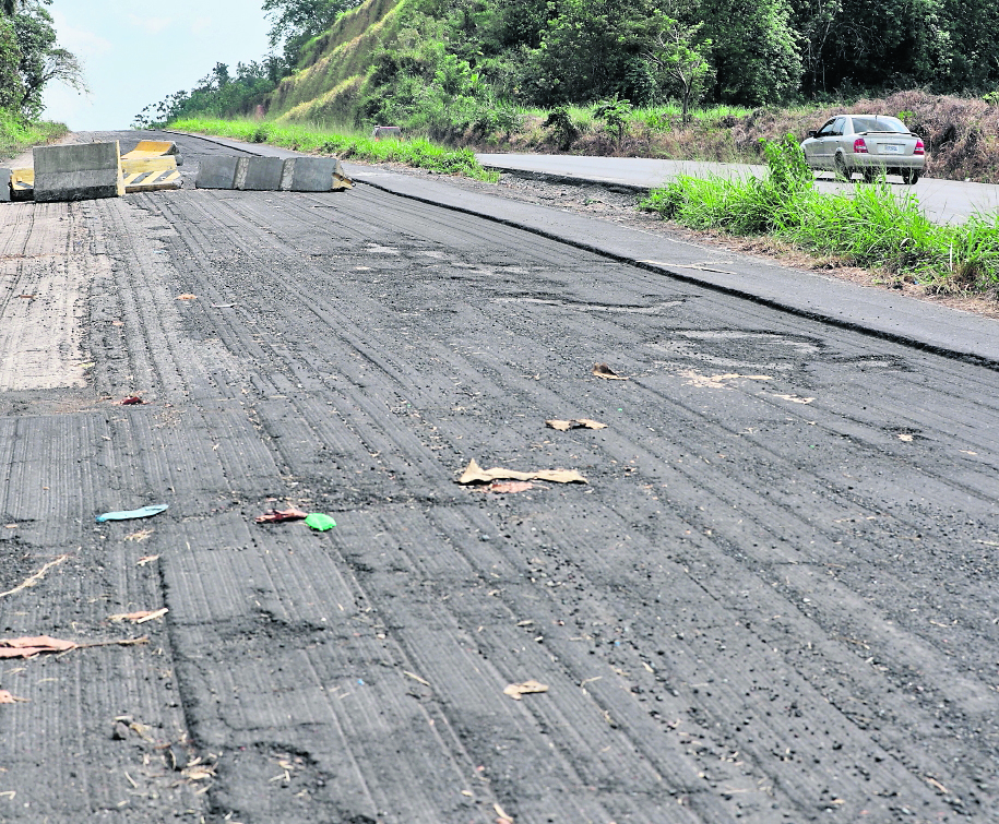 Tramo carretero en el km 142 de la carretera CA-2 occidente en donde se observa una pista cuya construcción esta en abandono. (Foto Prensa Libre: Hemeroteca PL)

