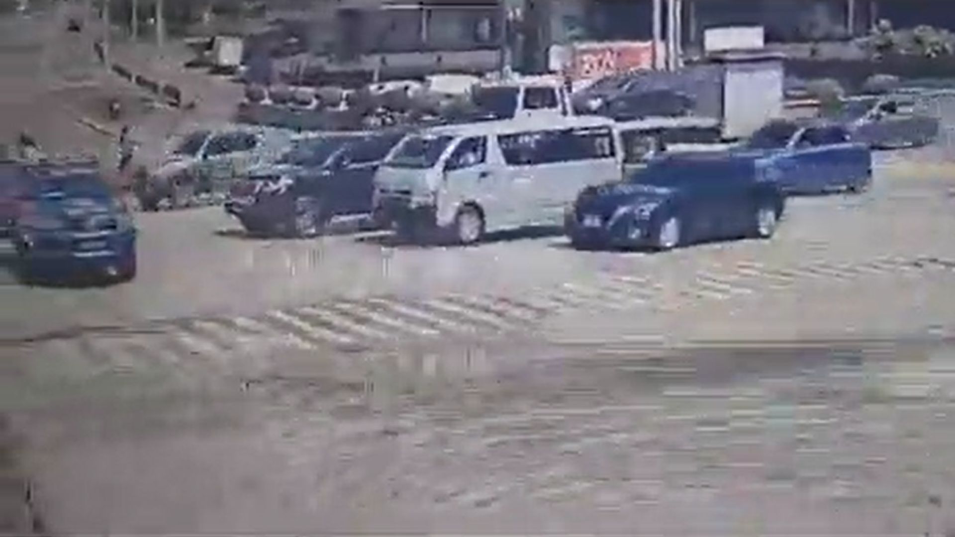 Un video registró el accidente de tránsito entre un vehículo liviano y una autopatrulla de la PNC en la Ciudad de Guatemala. (Foto Prensa Libre: captura de video)