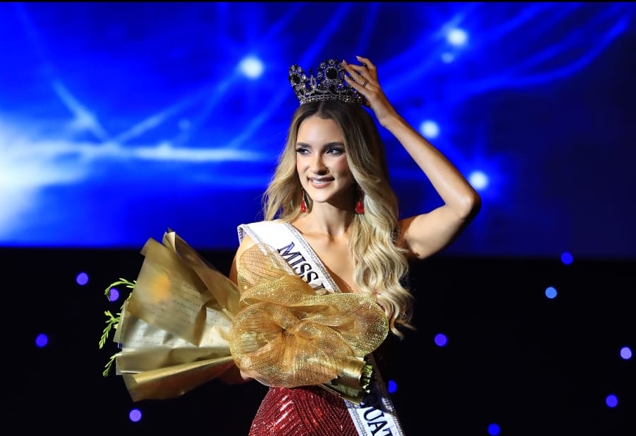 Melanie Michelle Cohn Bech es Miss Universo Guatemala 2023.  Recibe la corona de Ivana Batchelor, Miss Universo Guatemala saliente. (Foto Prensa Libre: Carlos Hernández)