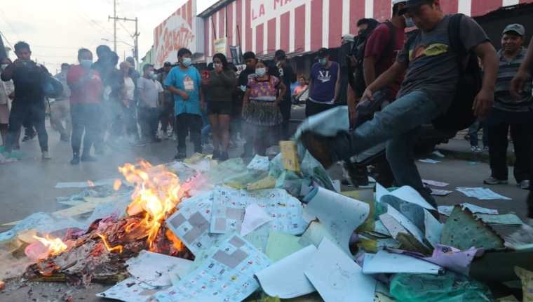 Quema de papeletas que no fueron utilizadas en el municipio de Chinautla, tras las elecciones del 25 de junio. (Foto Prensa Libre: Hemeroteca PL)