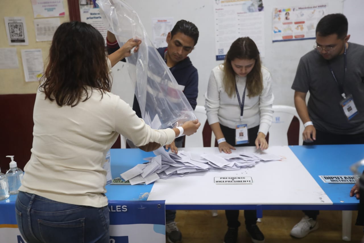 Inició el conteo de votos en todo el país luego del cierre de centros de votación. (Foto Prensa Libre: Erick Ávila) 