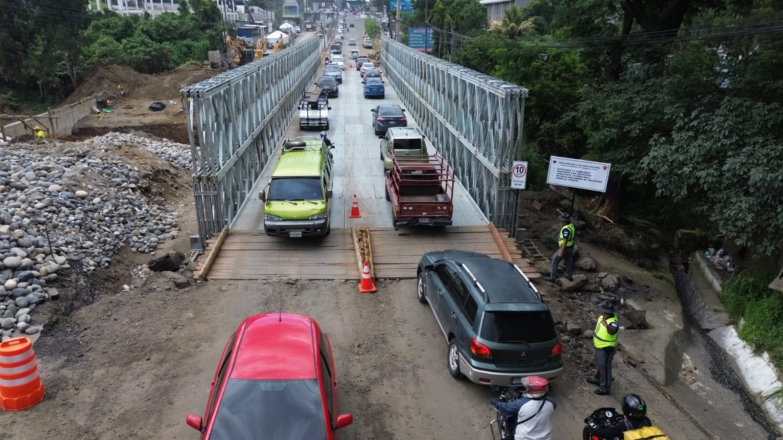 Varios municipios del sur de la Ciudad de Guatemala son afectados por congestionamientos provocados por el hundimiento en el km 17.5 de la ruta al Pacífico, donde se instaló un puente temporal. (Foto Prensa Libre: María José Bonilla)