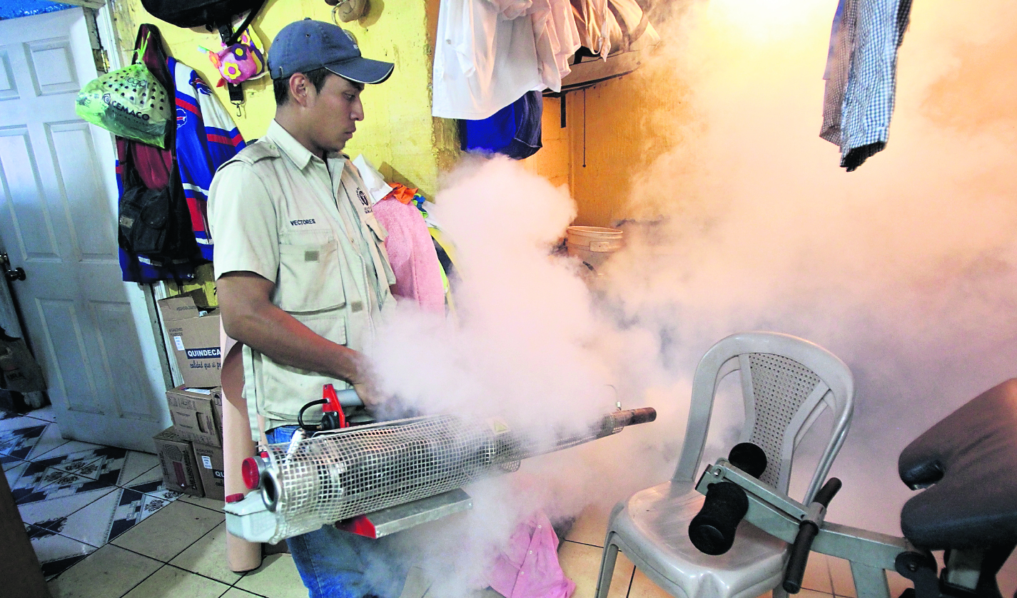 Dentro de las acciones para reducir los contagios de dengue, está la fumigación para eliminar los criaderos de zancudos. (Foto Prensa Libre: Hemeroteca PL)