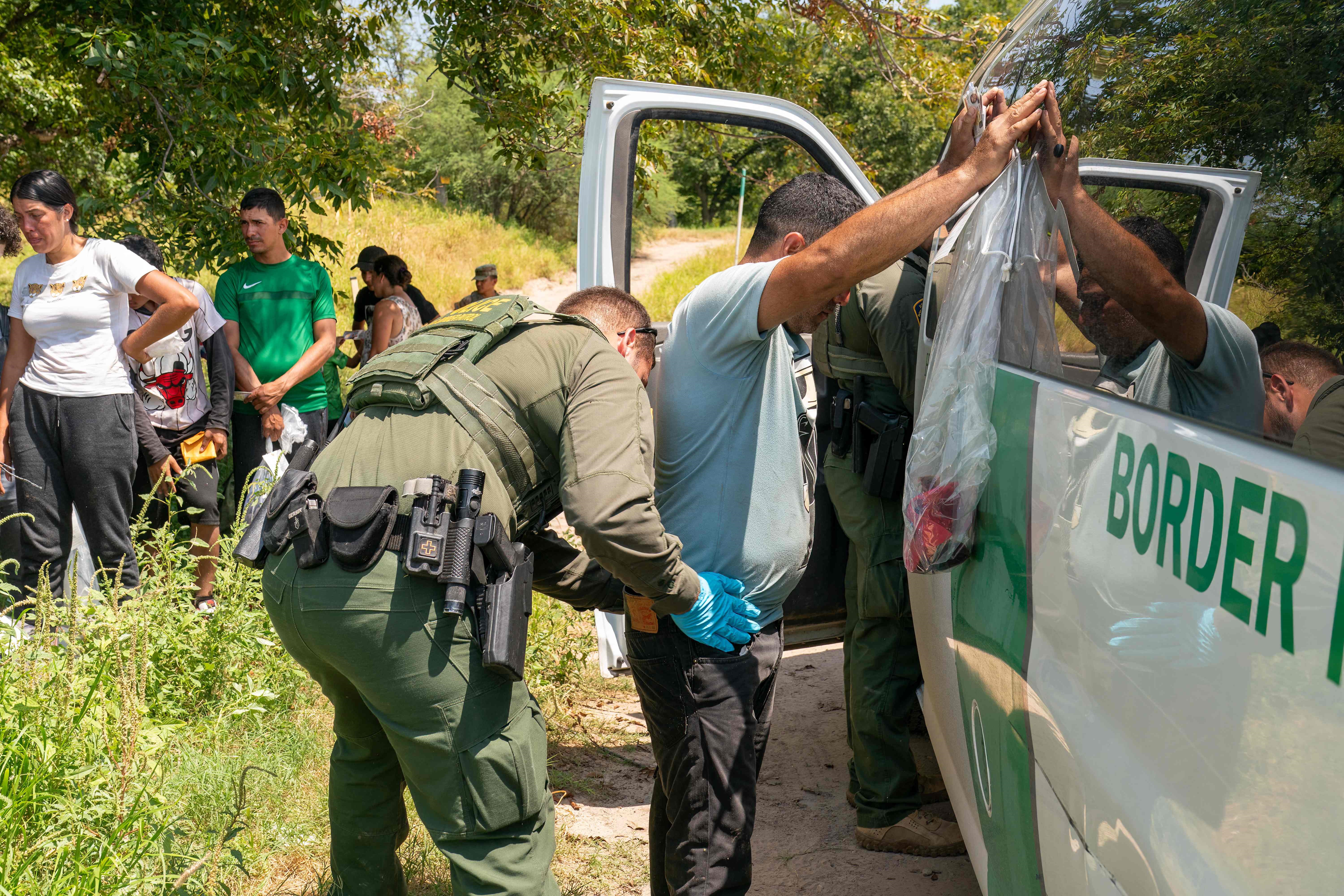 Migrantes son detenidos por la Patrulla Fronteriza en la frontera sur de EE. UU. (Foto Prensa Libre: AFP)
