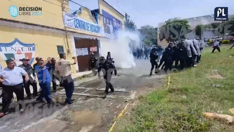 Antimotines de la Policía Nacional Civil tuvieron que intervenir durante los disturbios que se llevaron a cabo el 25 de junio en San Martín Zapotitlán. La alcaldesa Blanca Mendoza resultó electa este 20 de agosto en la repetición de los comicios. (Foto Prensa Libre: Hemeroteca PL).