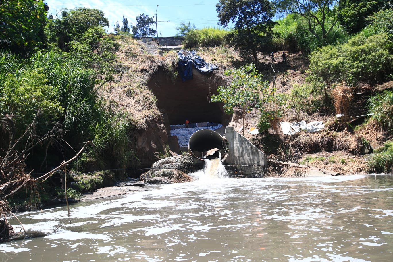 Daños en una bóveda en la Calzada La Paz, donde la municipalidad de Guatemala efectúa trabajos de mitigación. (Foto Prensa Libre: María José Bonilla) 