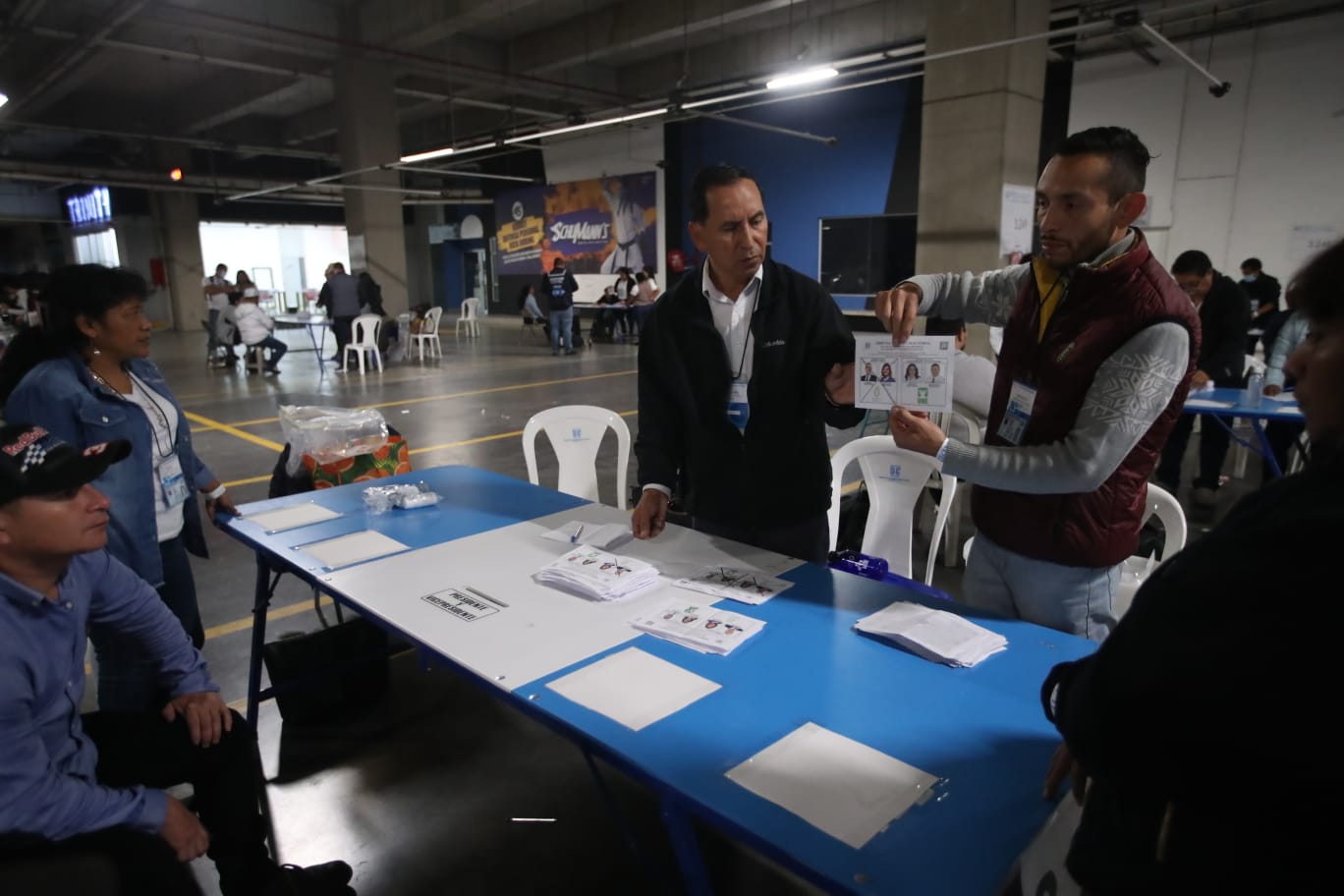 Conteo de votos en la segunda vuelta del 20 de agosto, en la que fue electo el binomio de Semilla para la presidencia de Guatemala, según datos no oficializados. (Foto Prensa Libre: María José Bonilla)