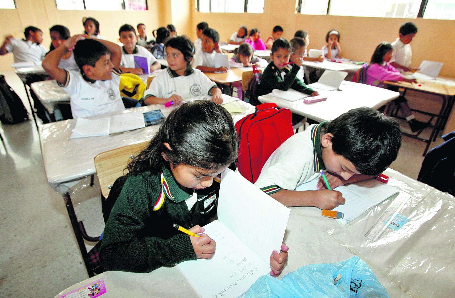 Los partidos políticos UNE y Movimiento Semilla plantean las estrategias y planes para mejorar la educación. (Foto Prensa Libre: Hemeroteca PL)