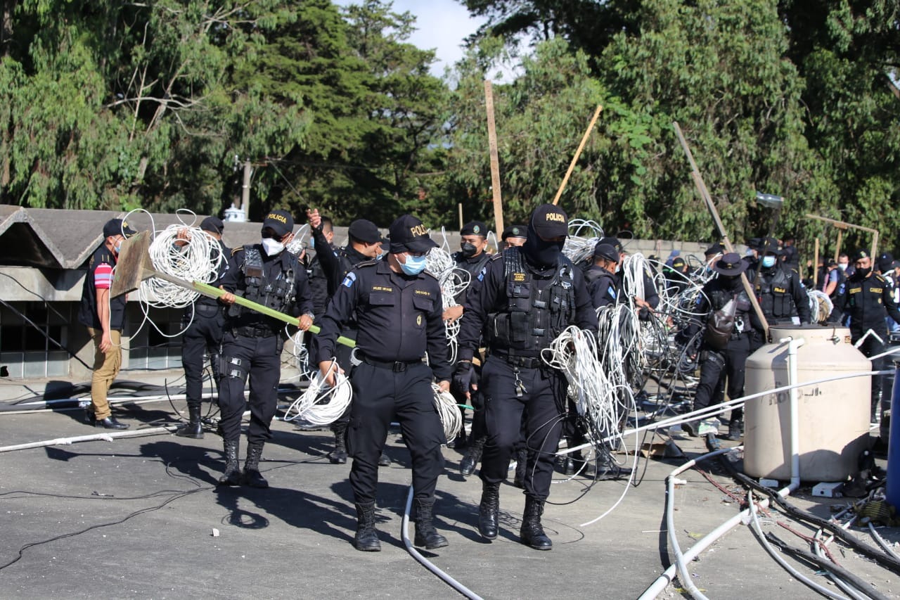 Durante requisas practicadas en las prisiones del país en los últimos tres años han localizado todo tipo de material y equipo para transmisión y retransmisión de telefonía celular e internet. (Foto Prensa Libre: Hemeroteca PL).