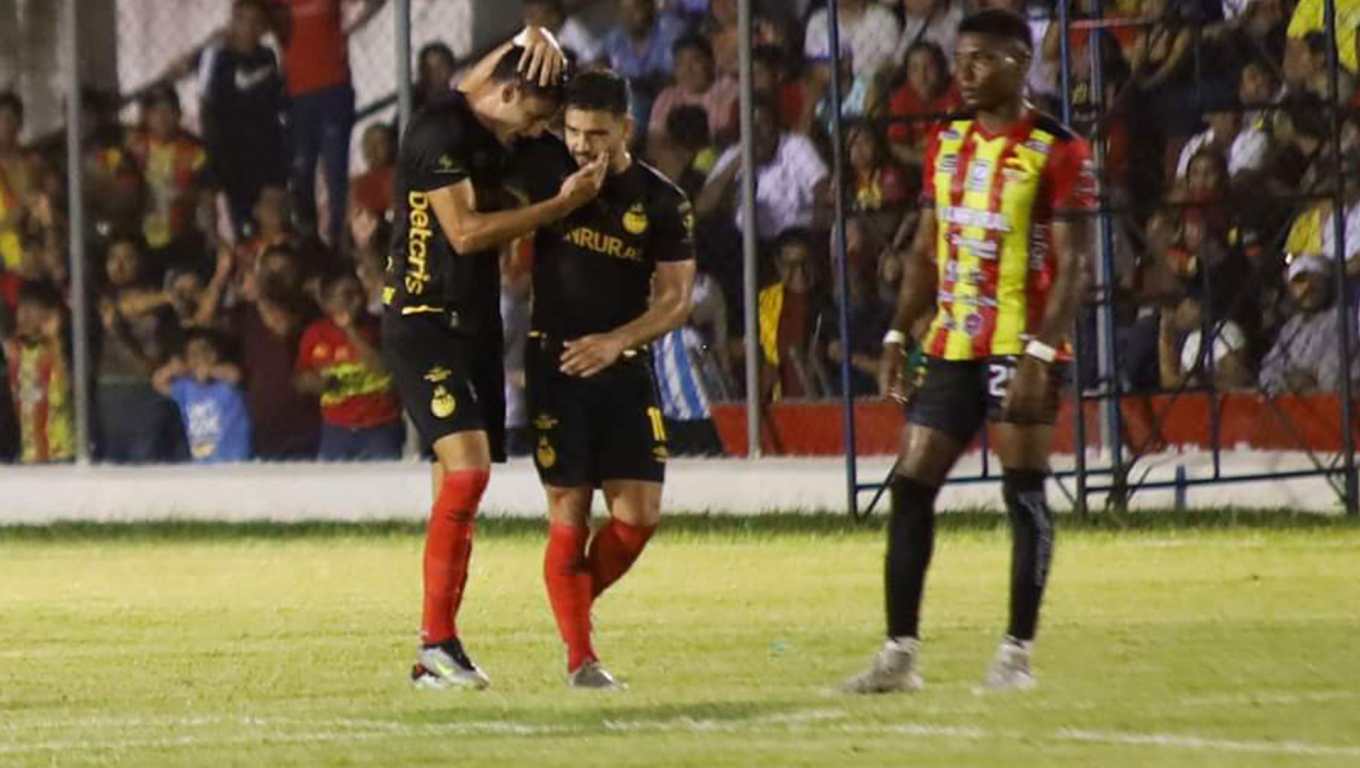 Martínez y Rotondi luego del gol.