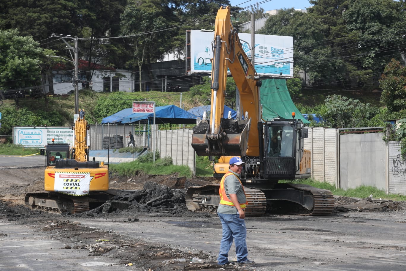 Maquinaria de Covial ya está en el punto para apoyar para la colocación de un puente modular en el hundimiento del km 17.5 de la ruta al Pacífico en Villa Nueva. (Foto Prensa Libre: Carmina Montúfar)
