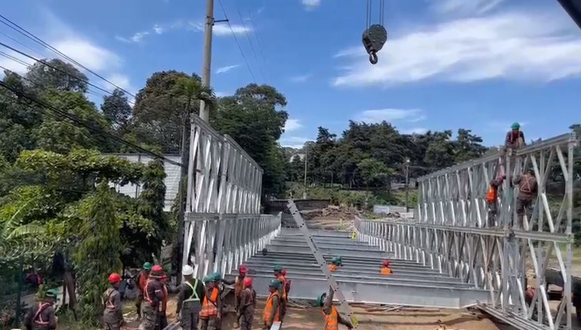 Cuerpo de Ingenierios del Ejército trabaja en la instalación del puente modular en el km 17.5 de la ruta al Pacífico, sobre el hundimiento en Villa Nuevo. (Foto Prensa Libre: Ejército de Guatemala)