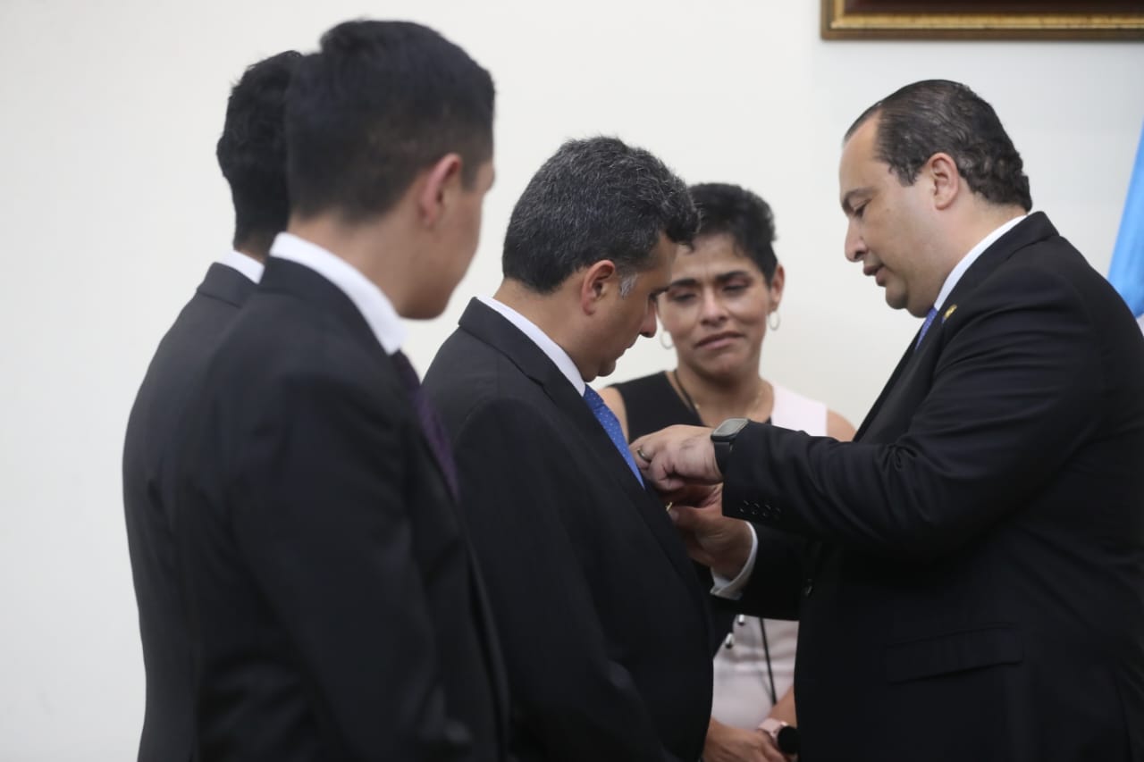 Fredy Archila durante el recibimiento de la Orden del Quetzal por sus aportes a la ciencia.   (Foto Prensa Libre: Érick Ávila)