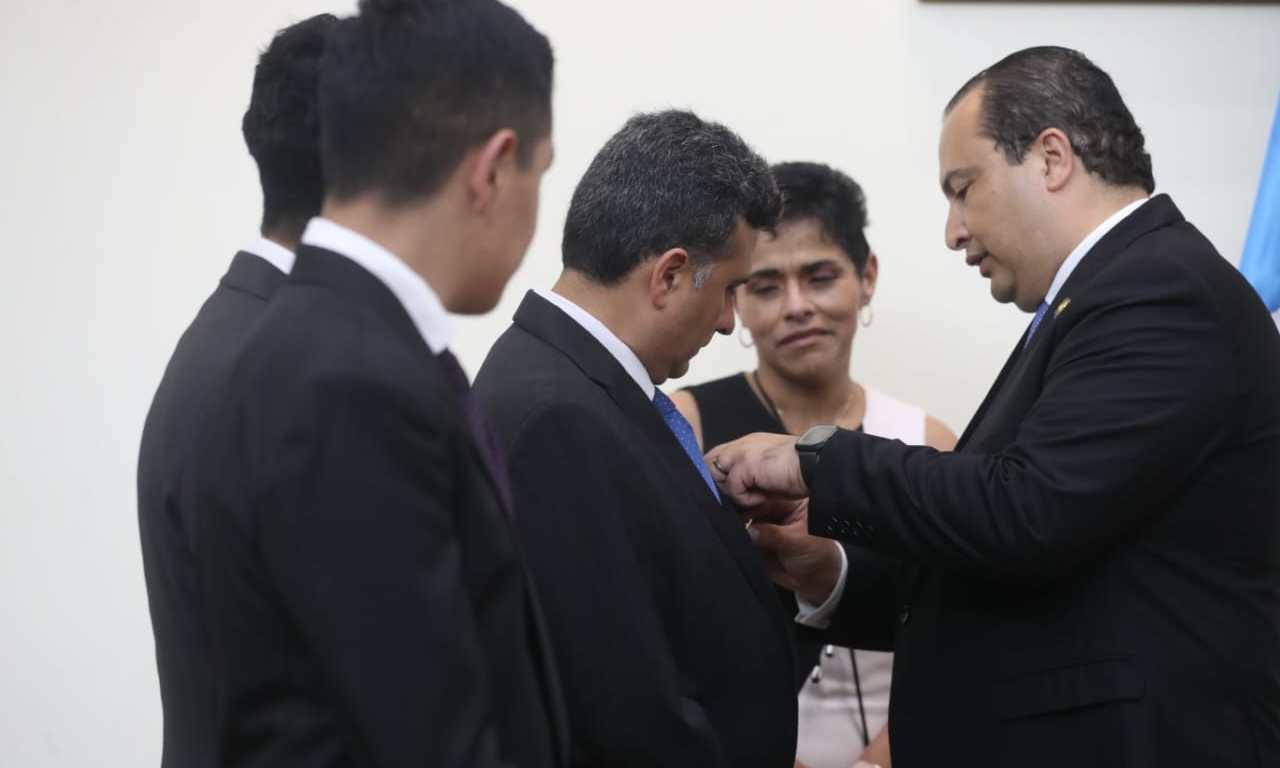 Fredy Archila durante el recibimiento de la Orden del Quetzal por sus aportes a la ciencia.   (Foto Prensa Libre: Érick Ávila)