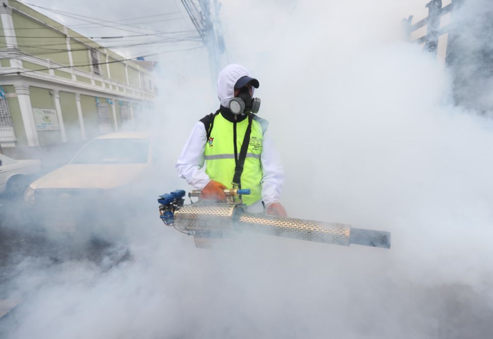 Un empleado municipal de la ciudad de Guatemala fumiga contra el zancudo  Aedes aegypti  que transmite el dengue, que ha aumentado en los últimos meses y obligó a las autoridades a declarar Emergencia Sanitaria Nacional. (Foto Prensa Libre: Érick Ávila)