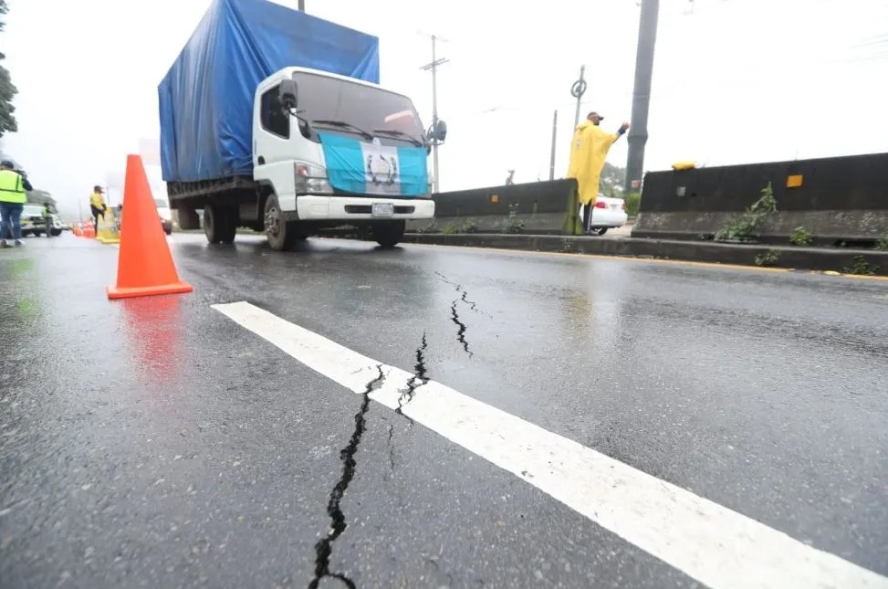 Imagen de archivo muestra las grietas que atravesaban los cuatro carriles en el km 11.5 de la ruta a El Salvador. (Foto Prensa Libre: Roberto López) 