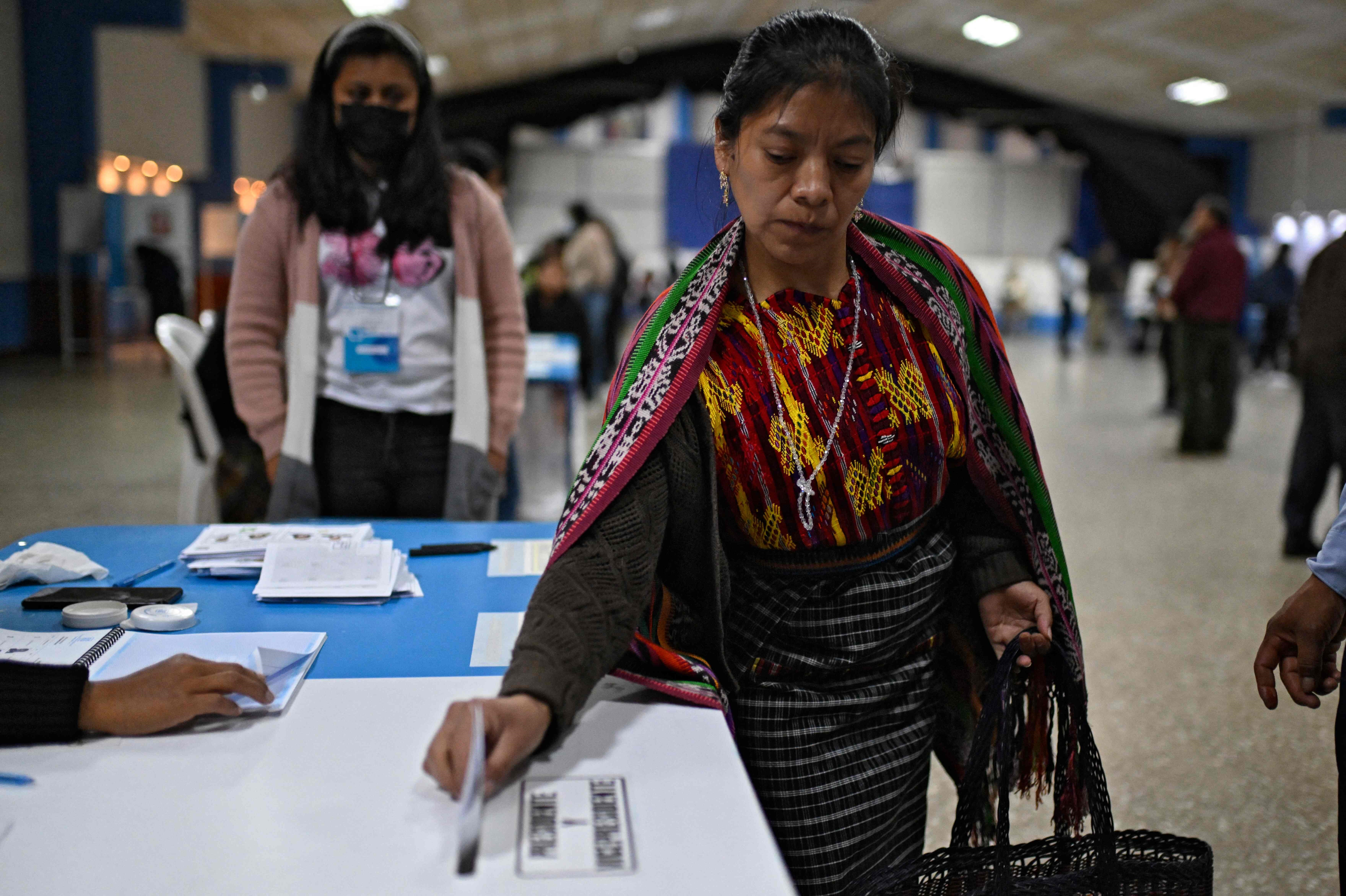 Una mujer emite su voto en San Juan Sacatepéquez. La MOE-GT dice que la jornada transcurre con normalidad. 