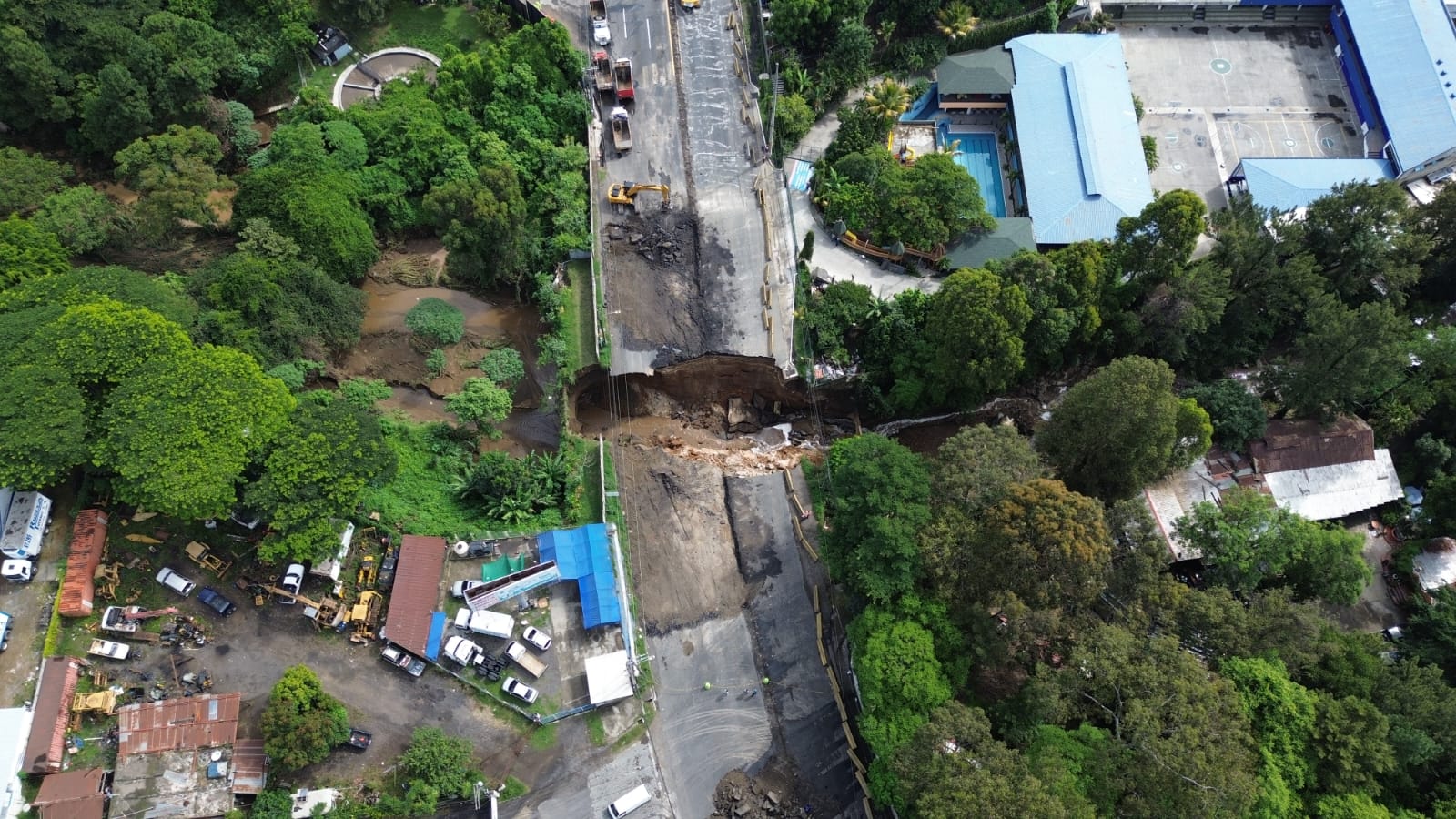 Una vista captada desde un dron muestra el hundimiento que ocurrió en el kilómetro 17.5, ruta CA9 Sur en Villa Nueva, Guatemala. (Foto Prensa Libre: Roberto López).