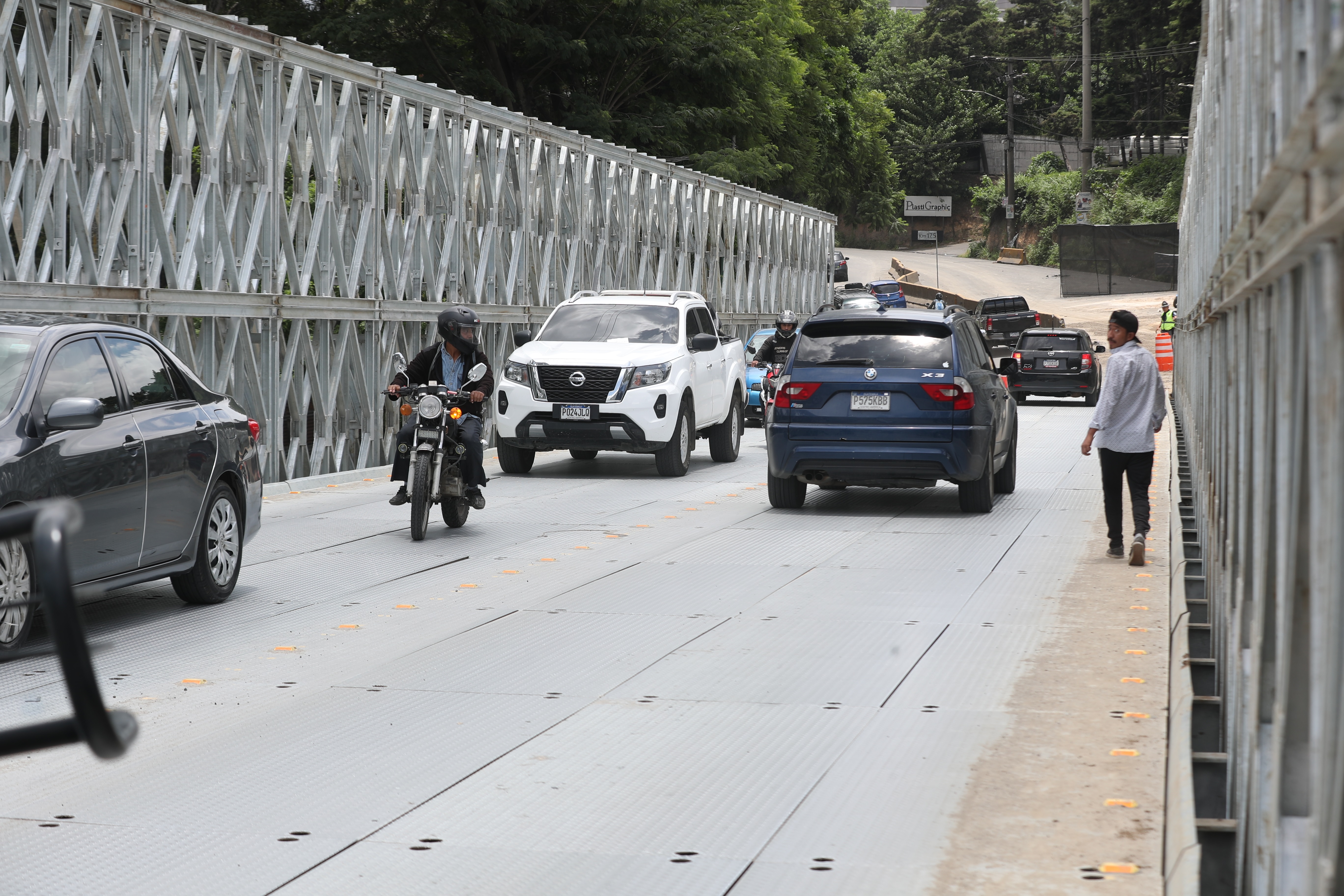 El 2 de agosto ocurrió un hundimiento en el km 17.5 de la CA9-Sur, Villa Nueva, y luego de 21 días se instaló un puente con dos carriles, pero el paso sigue complicado en el área. (Foto Prensa Libre: Roberto López)