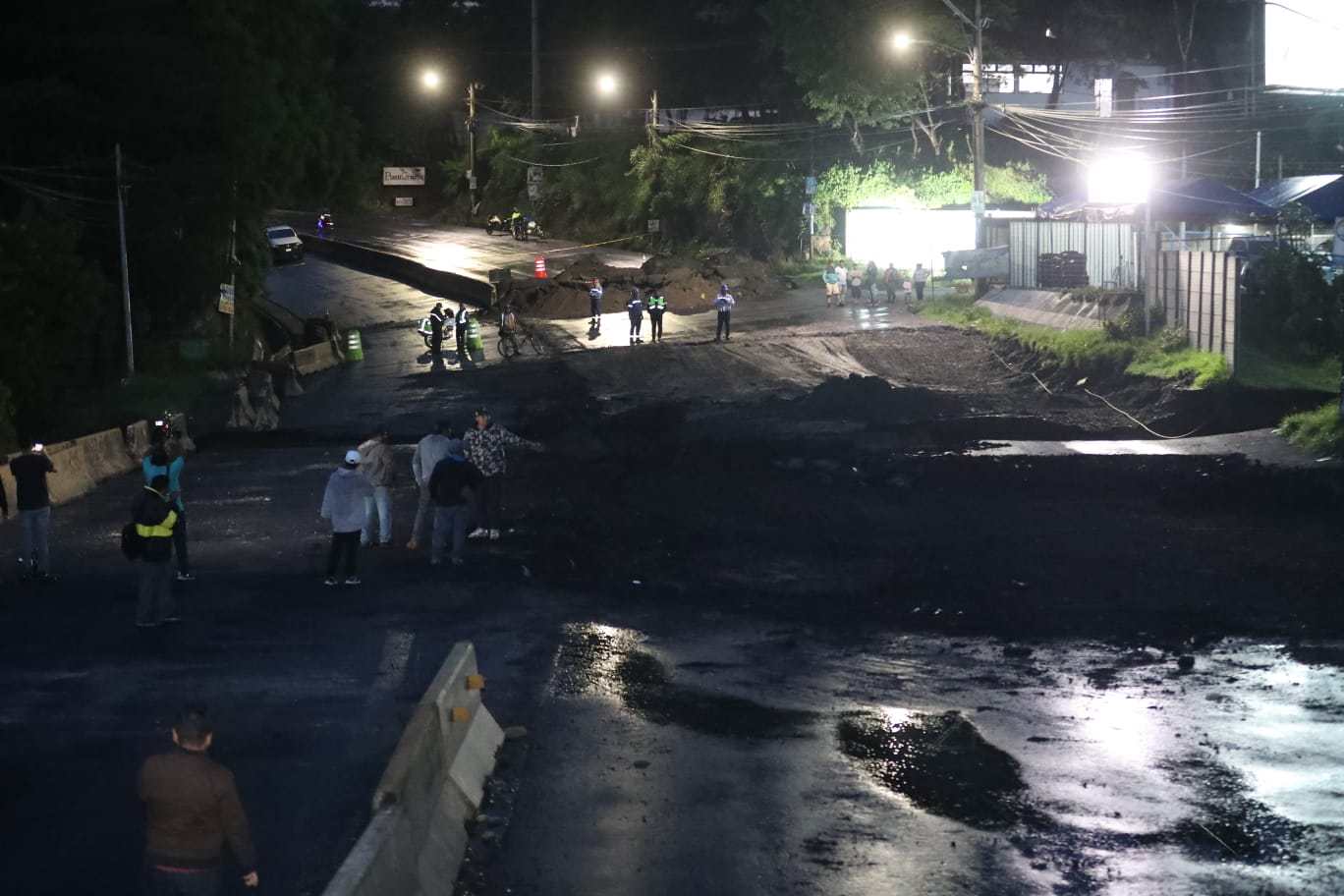 Video | Hundimiento en Villa Nueva: Así colapsó el kilómetro 17.5 de la ...