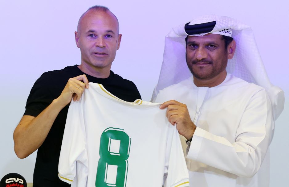 Andrés Iniesta posa con Youssef Abdullah Al-Batran, del on el Emirates FC, un club de Emiratos Árabes Unidos. (Foto Prensa Libre: AFP).