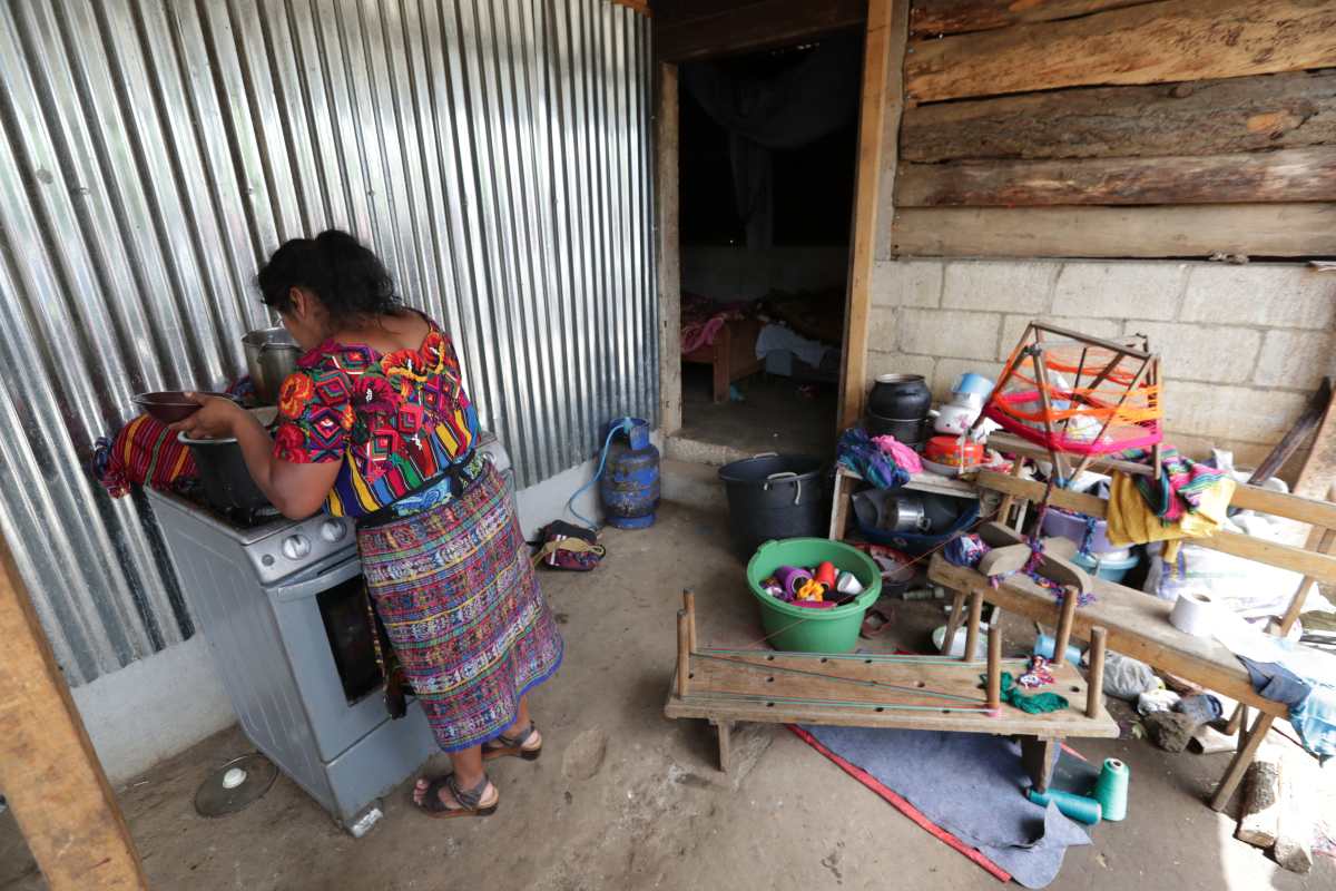 Las madres de familia como María Sanajay hacen malabares para conseguir alimento para su familia. (Foto Prensa Libre: María Reneé Barrientos)