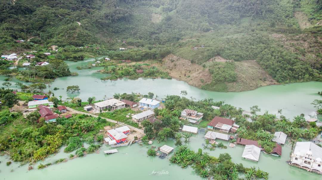 Bajo el agua están 35 casas y la iglesia católica del caserío Yalwitz Grande, Barillas, Huehuetenango, debido a la lluvia. (Foto Prensa Libre: Irving del Valle)