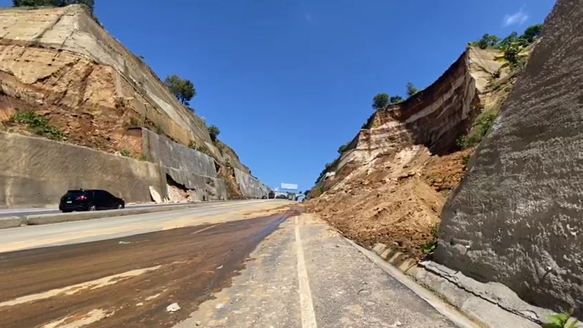 El cierre de los carriles al Occidente en  el libramiento de Chimaltenando se debe al riesgo de que haya más desprendimientos de tierra. (Foto Prensa Libre: Emy Sánchez)
