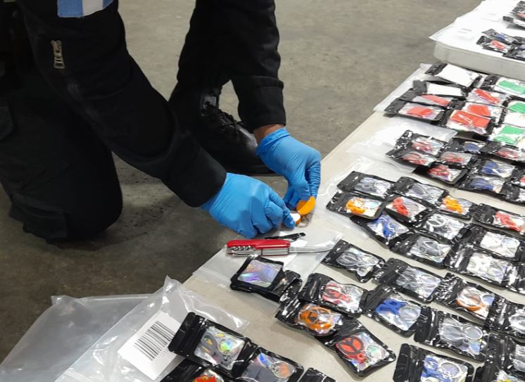 320 llaveros que iban a ser enviados en un paquete a Australia fueron decomisados porque transportaban cocaína. El decomiso lo hizo el MP y la PNC en una bodega de exportación en Combex. (Foto Prensa Libre: MP)
