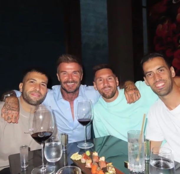 Los exjugadores del Barcelona y David Beckham, mantienen una estrecha relación de amistad además de lo deportivo. (Foto Prensa Libre: Redes Sociales)