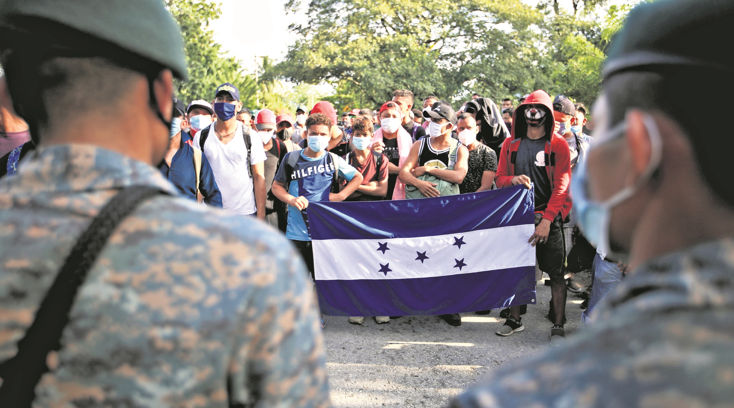 Migrantes hondureños en una caravana de 2020. Ciudadanos de Honduras y de El Salvador ya no serán tomados en cuenta para el programa Movilidad Segura. (Foto Prensa Libre: Hemeroteca PL)