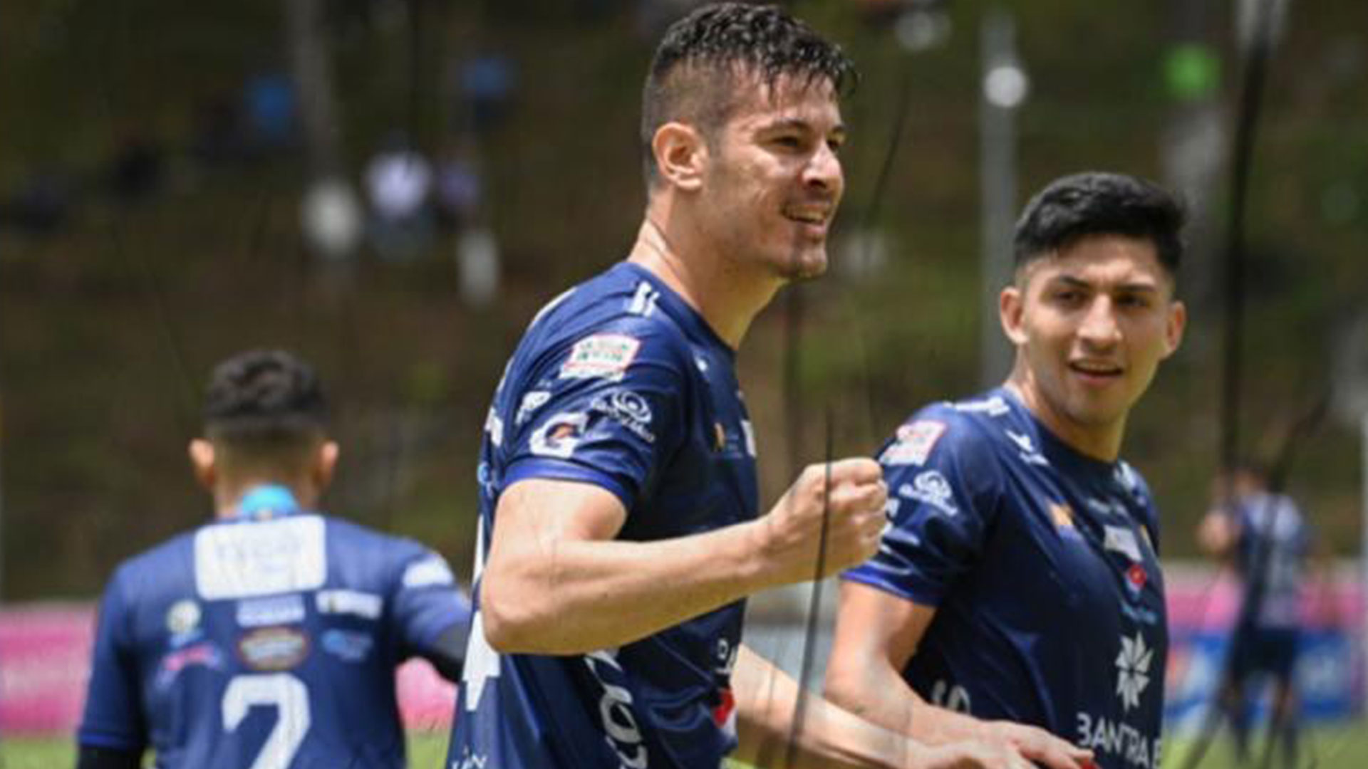 Thales Moreira festeja su gol a Xelajú.