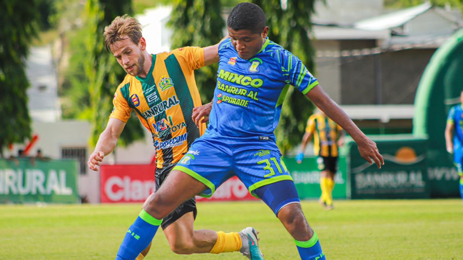 Jaime Palma enfrenta la marca de un jugador de Guastatoya.