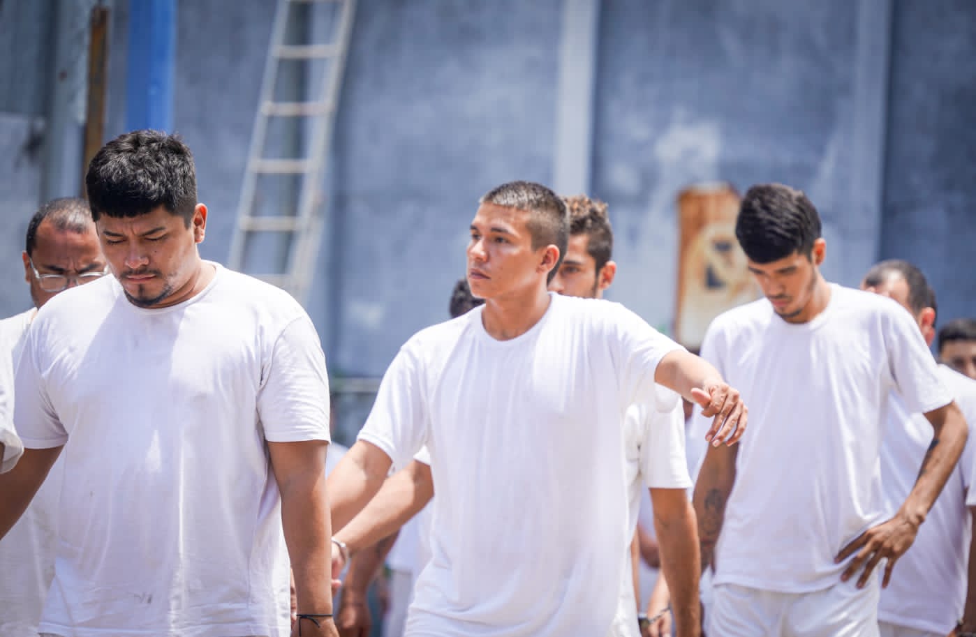 Gobierno de Bukele muestra imágenes de reclusos que integraban red de prestamistas colombianos en la que también figuran guatemaltecos