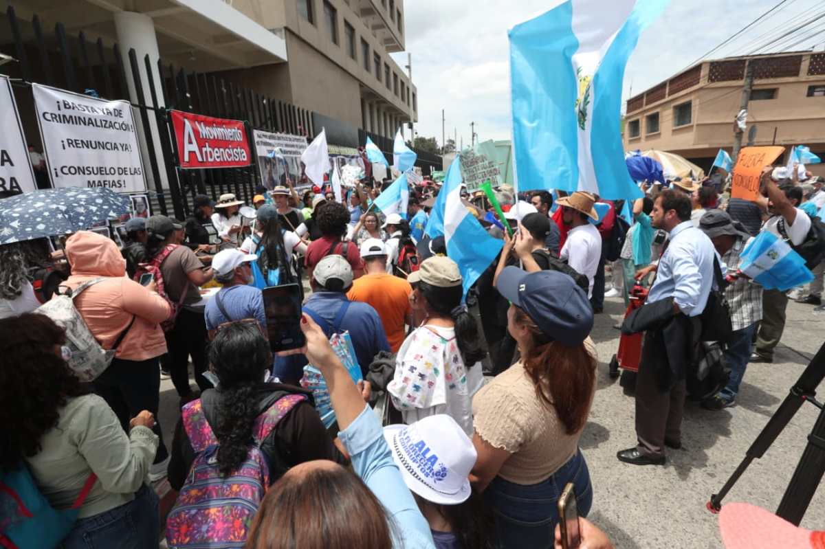 La Red Migrante Guatemalteca en el Mundo pidió la renuncia de la fiscal general Consuelo Porras. La petición ocurre tras jornadas de protestas ciudadanas frente a la sede de la fiscalía. (Foto Prensa Libre: Esbin García)
