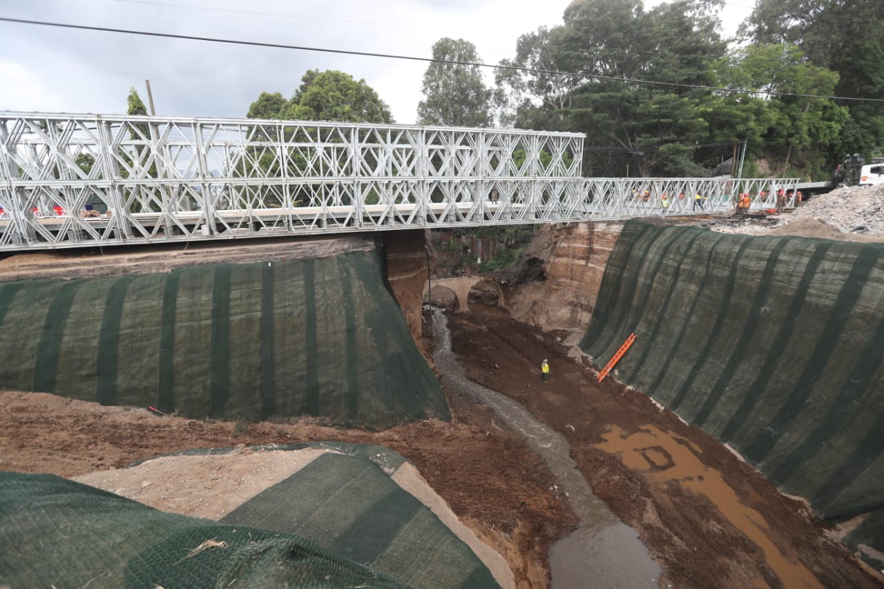 El Ejército de Guatemala continúa con las labores para instalar el puente provisional en el km 17.5 de la ruta al Pacífico.
