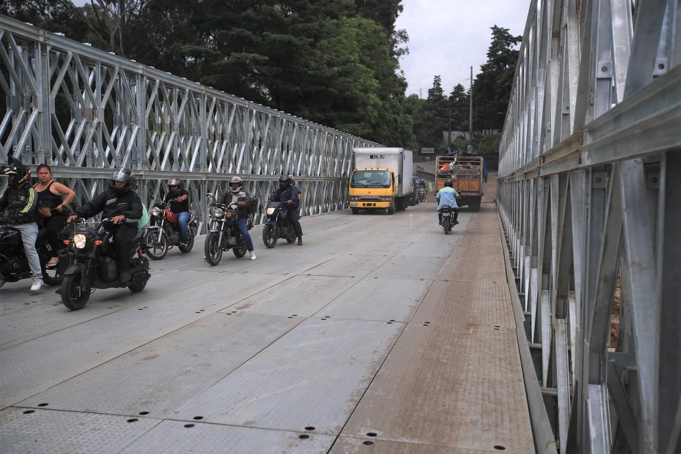 Autoridades anunciaron el cierre temporal del puente modular en el km 17.5 de la ruta CA-9 Sur. (Foto Prensa Libre: María José Bonilla) 