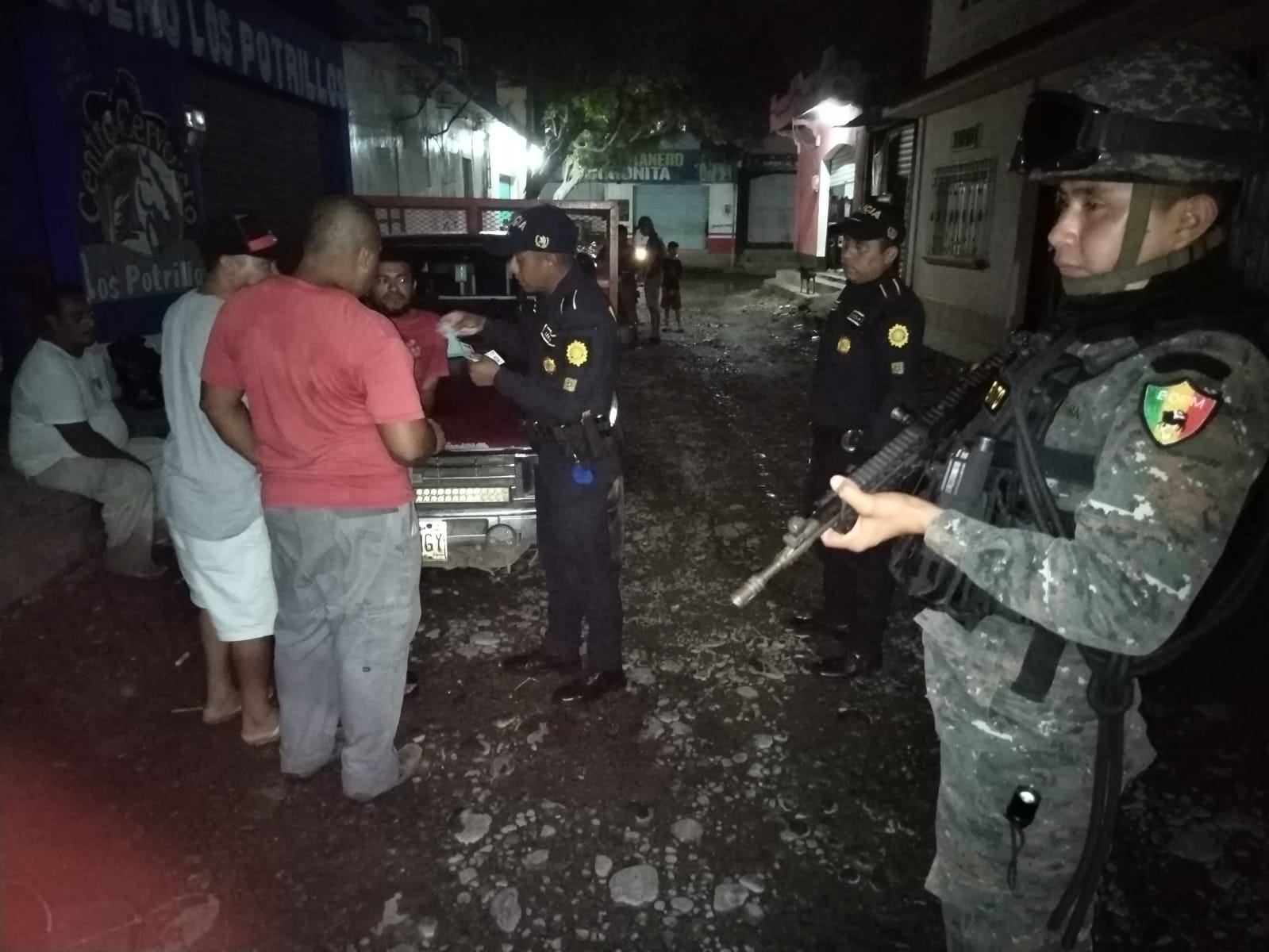 La Policía Nacional Civil acompañado del Ejército lleva a cabo registros en calles y avenidas de Ayutla, San Marcos. Todo esto ocurre después de incidentes violentos que se han cobrado la vida de población civil y funcionarios de gobierno local. (Foto Prensa Libre: cortesía Mindef).