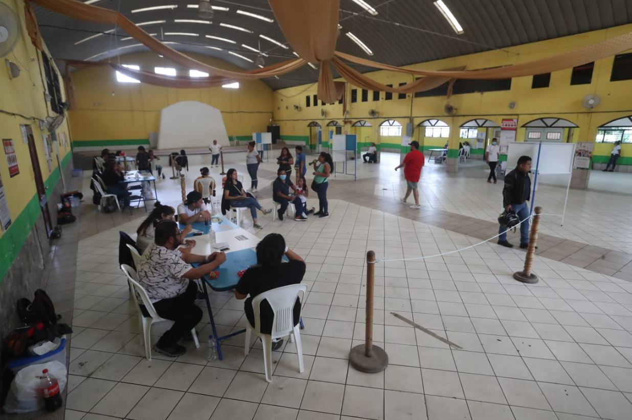 En el centro de votación del Salón Municipal de San Miguel Petapa, la afluencia de votantes es muy baja este 20 de agosto de 2023. (Foto Prensa Libre: Juan Diego González)