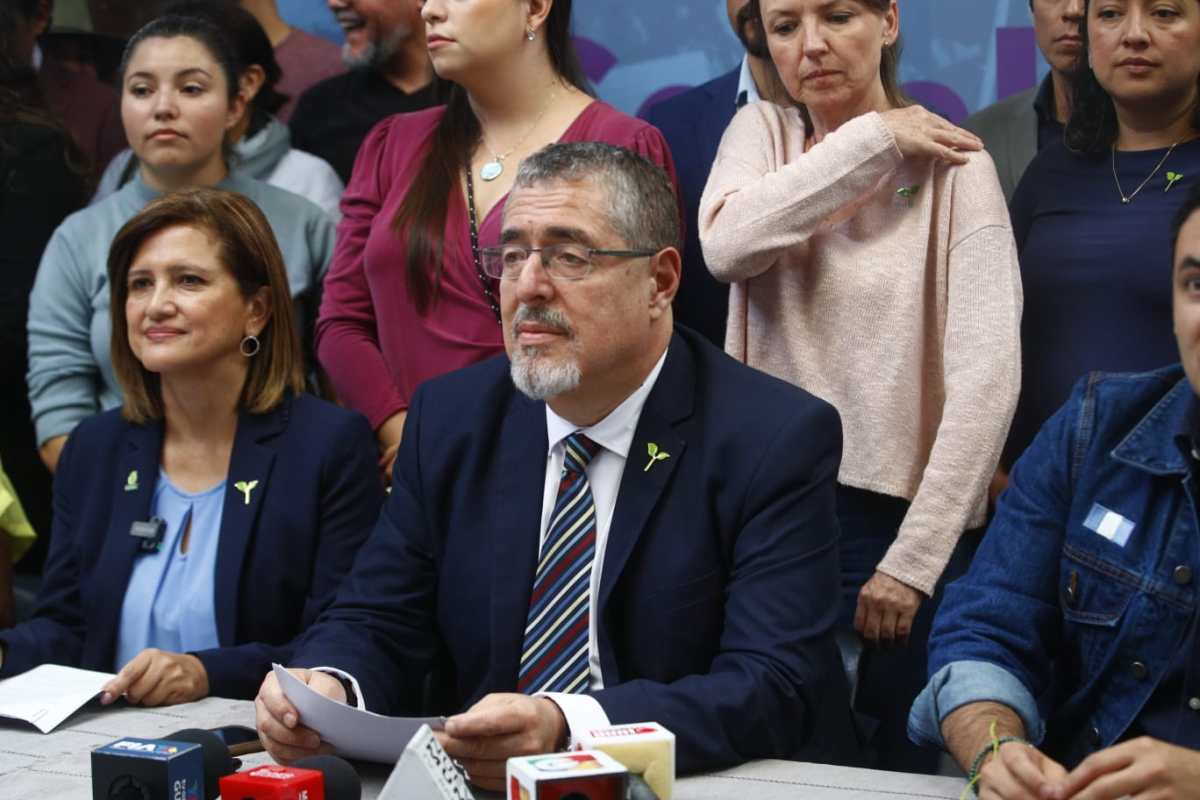 Karin Herrera y Bernardo Arévalo, de Movimiento Semilla, durante la conferencia de prensa de este 8 de agosto con un mensaje a alcaldes electos. (Foto Prensa Libre: María José Bonilla)