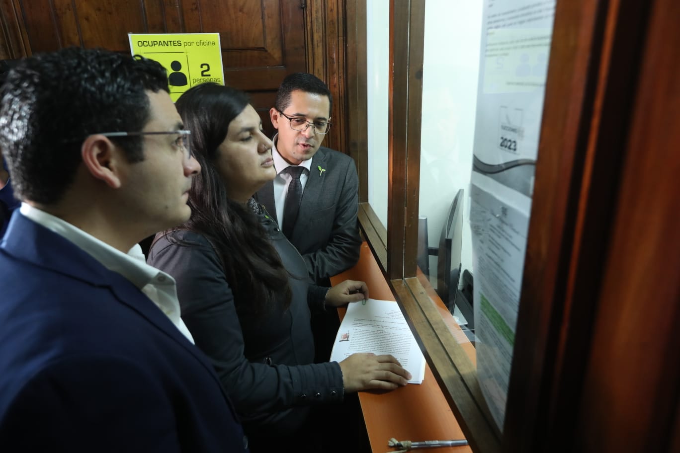 Samuel Pérez, Andrea Reyes y Juan Gerardo Guerrero, de Semilla, presentan el recurso de nulidad. (Foto Prensa Libre: Esbin García)