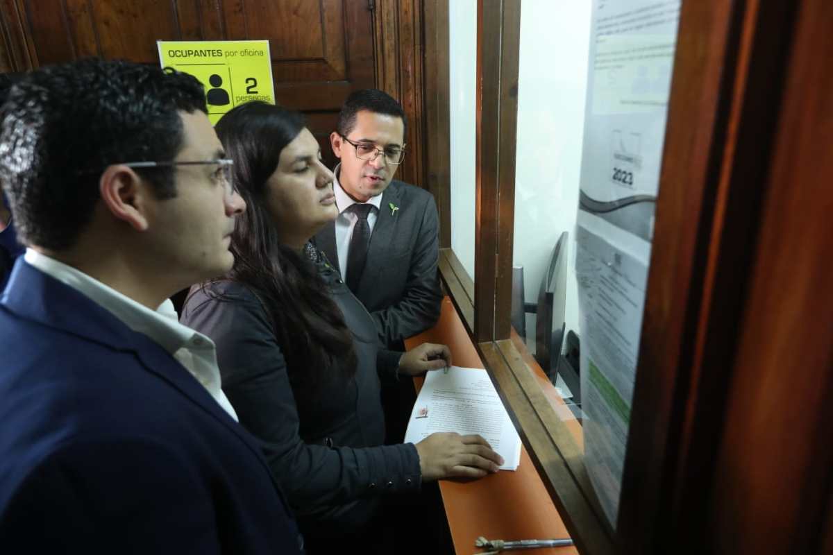 Samuel Pérez, Andrea Reyes y Juan Gerardo Guerrero, de Semilla, presentan el recurso de nulidad. (Foto Prensa Libre: Esbin García)