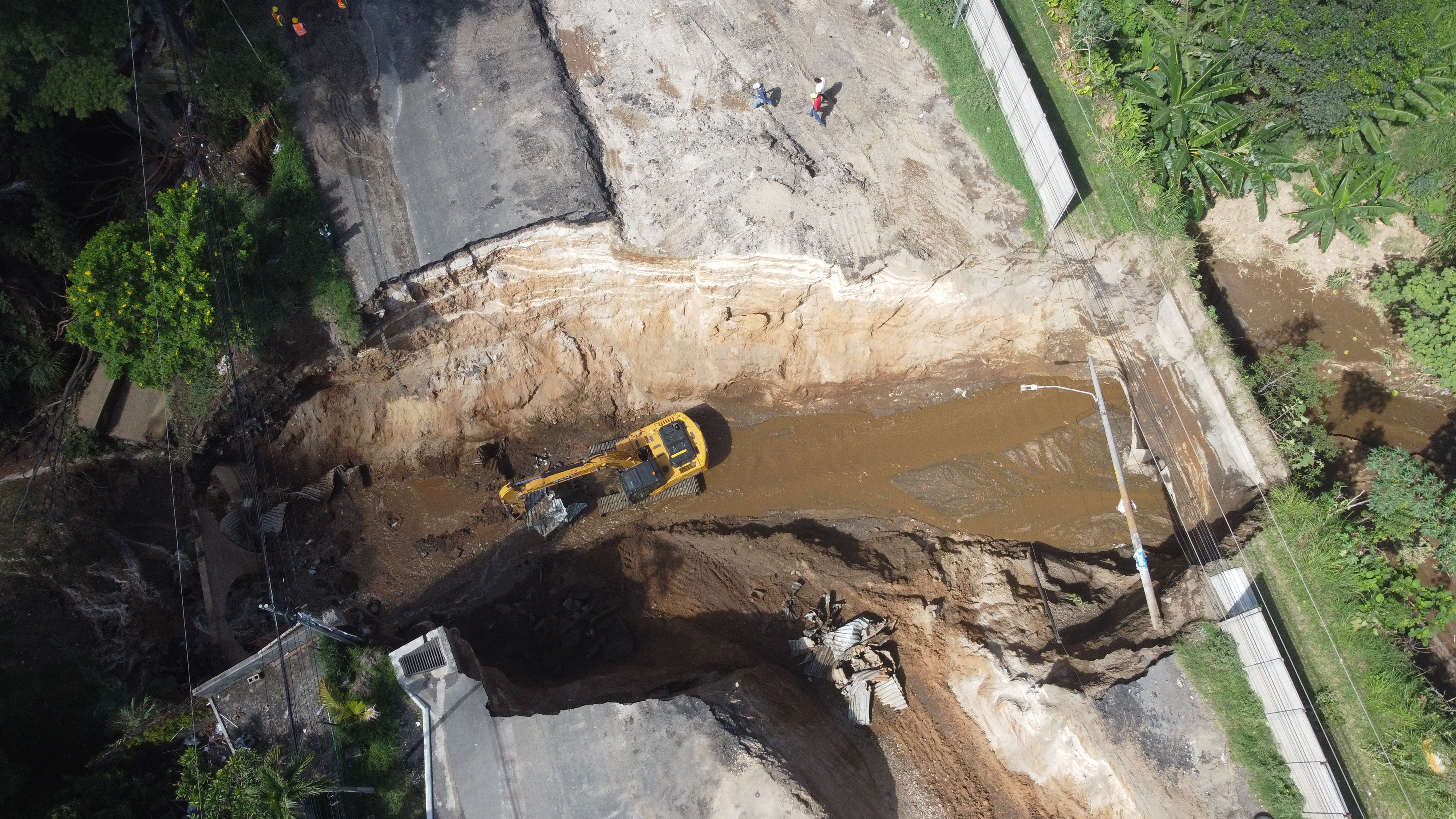 Este domingo continuaron los trabajos en el kilómetro 17.5 de la ruta al Pacífico. (Fotografía Prensa Libre: María José Bonilla)