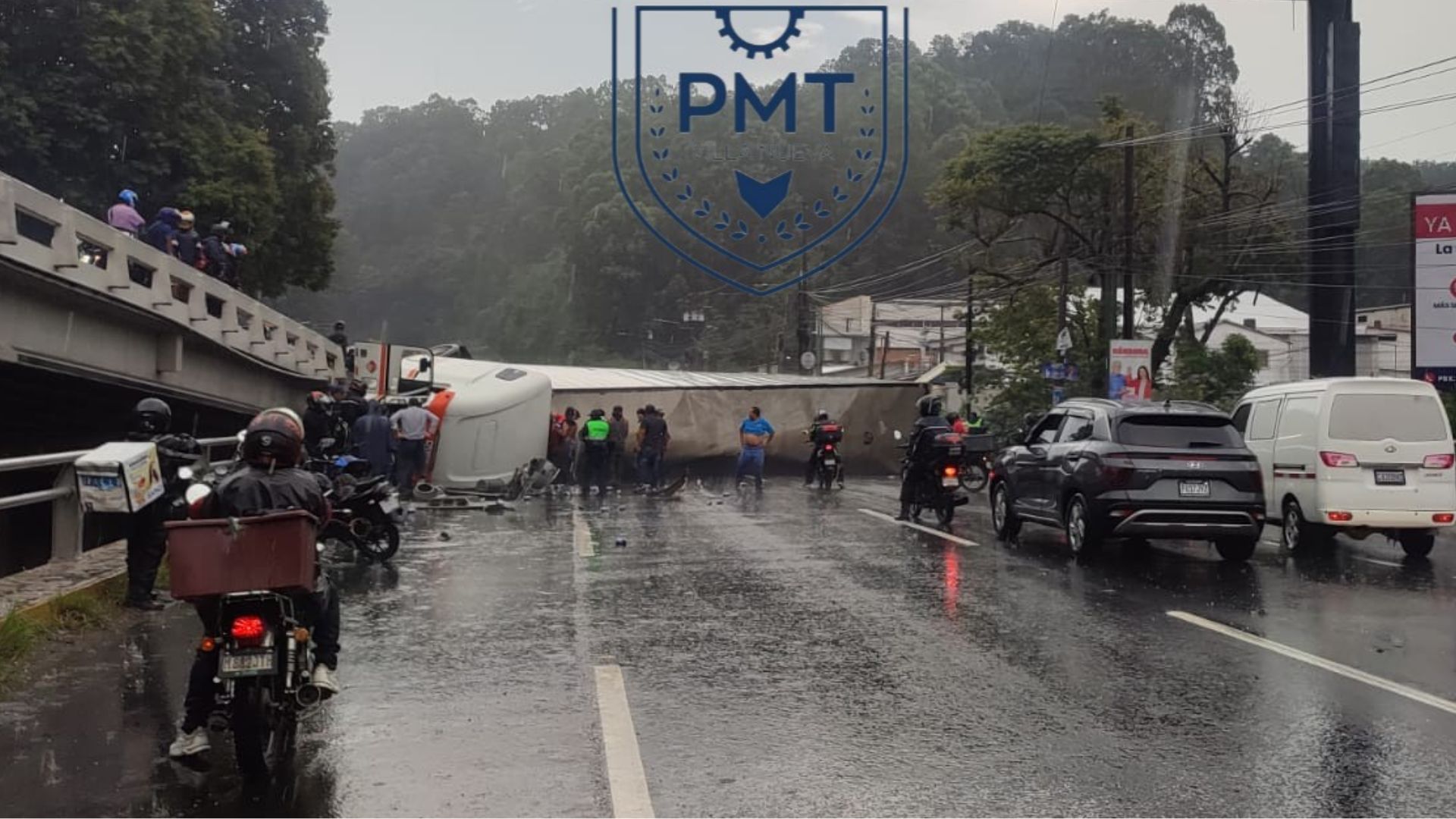 El tráiler volcó en el sentido norte, informaron las autoridades de tránsito. (Foto Prensa Libre: PMT de Villa Nueva) 