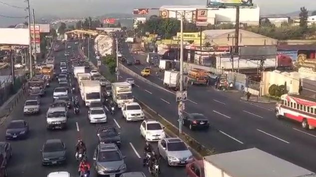 Tránsito en ruta al Pacífico por hundimiento en km 17.5 en Villa Nueva. (Foto Prensa Libre: PMT de Villa Nueva)