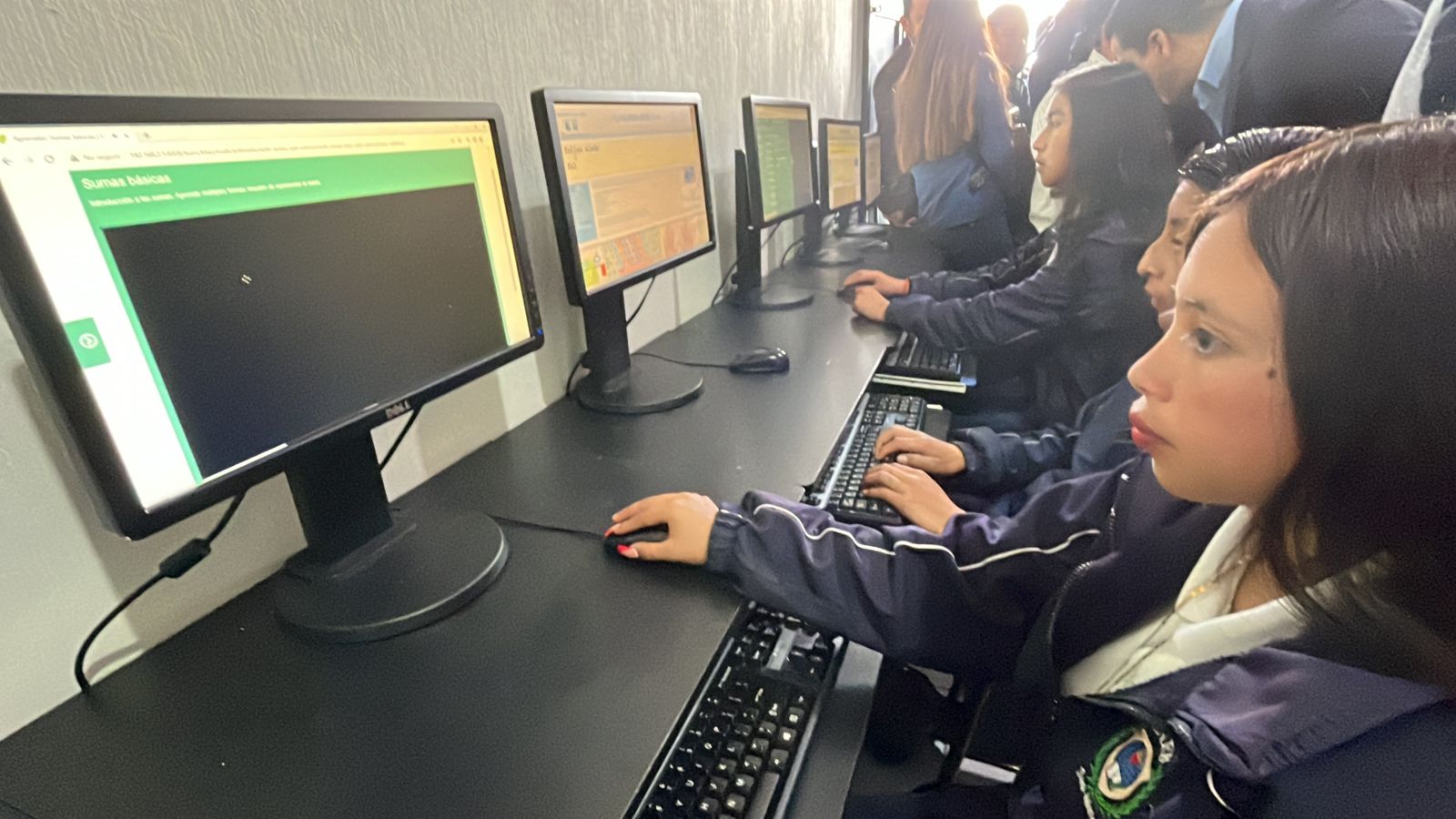 Fotografía de una estudiante al momento de utilizar una computadora