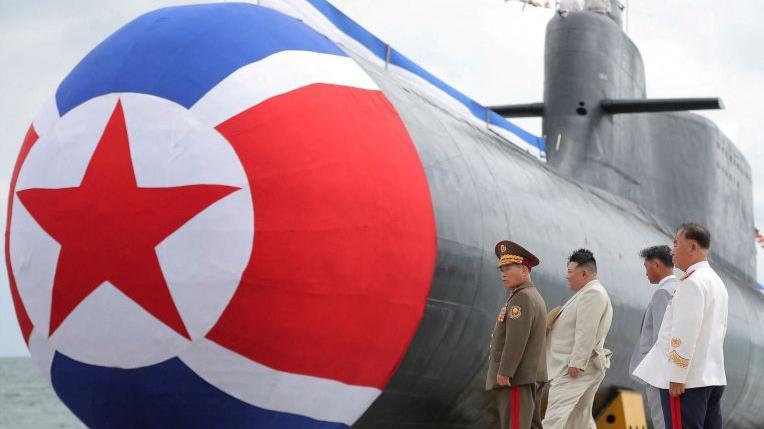 Kim Jong-un inspeccionó el exterior del submarino junto a sus jefes militares.