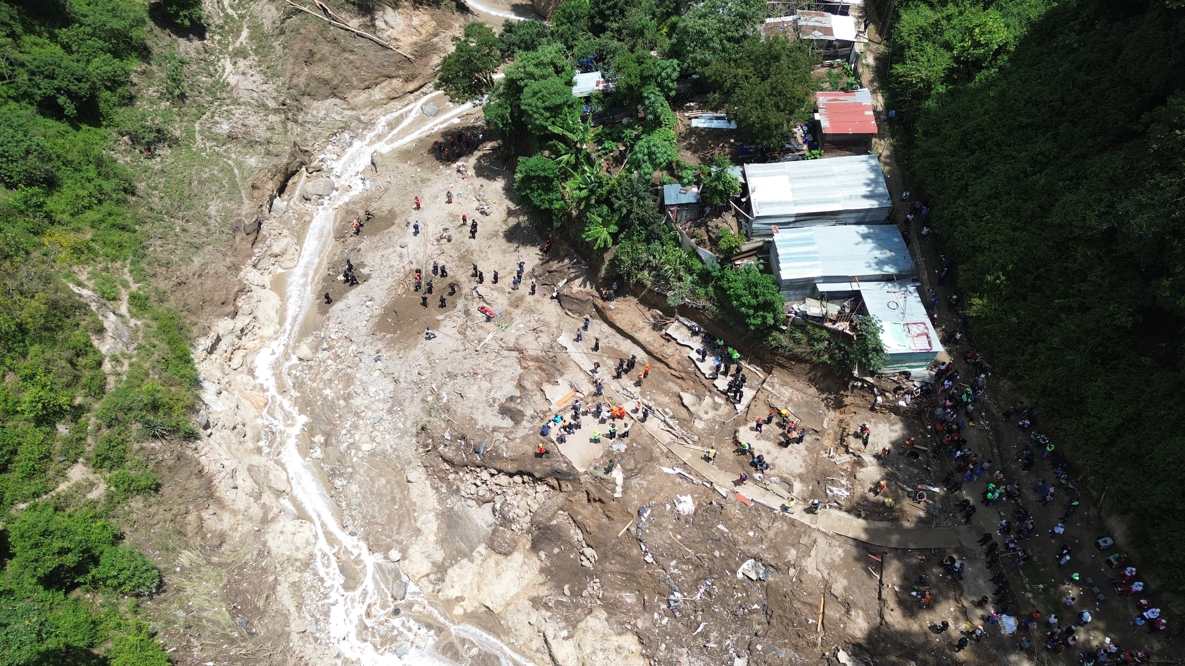 Seis viviendas del asentamiento Dios Es Fiel, bajo el puente El Naranjo, zona 7 de la capital, fueron destruidas por una correntada del río Naranjo. (Foto Prensa Libre: María José Bonilla)