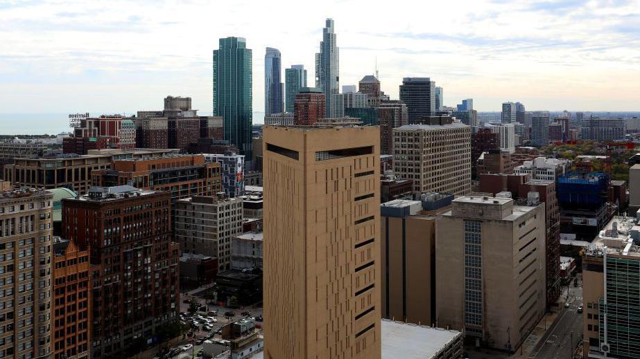 Entre los rascacielos del centro de Chicago está el Centro Correccional Metropolitano. GETTY IMAGES